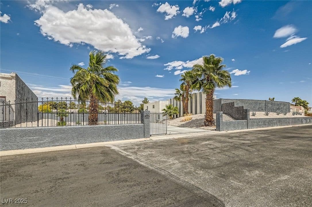 2520 Castlesands Way photo 4
