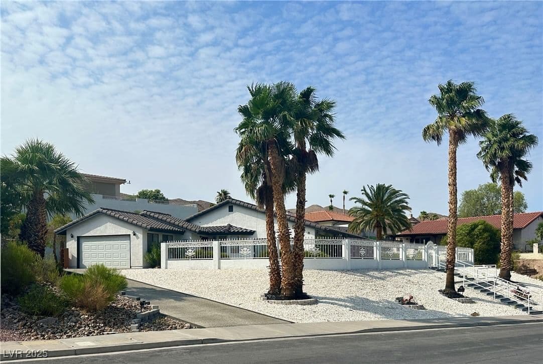 935 Vista Lago Way