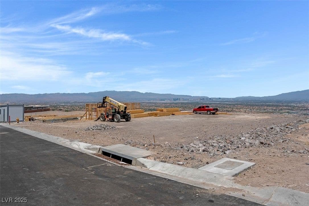 567 Rock Peak Drive photo 2