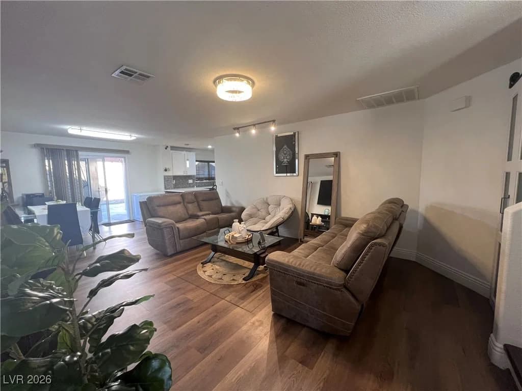 6370 Haleh Avenue photo 3