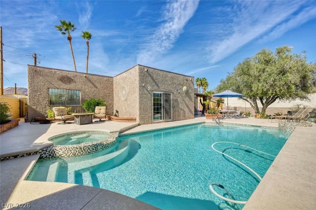 584 Mona Lane photo 3