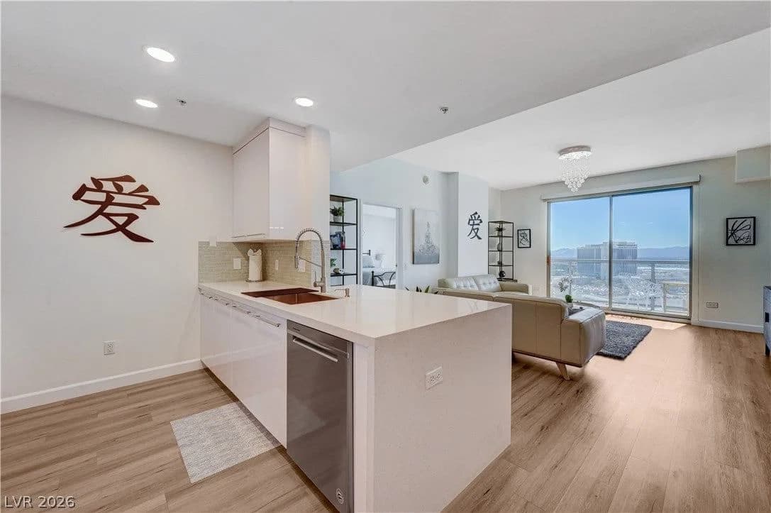200 Sahara Avenue photo 3