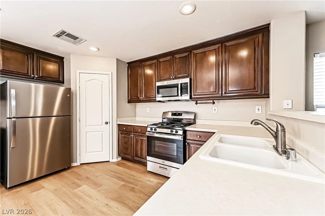 691 Magrath Street photo 2