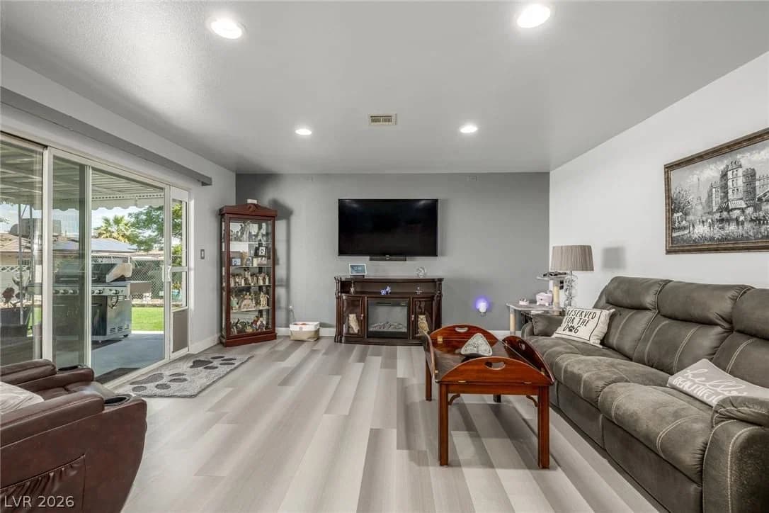 5204 Holmby Avenue photo 5