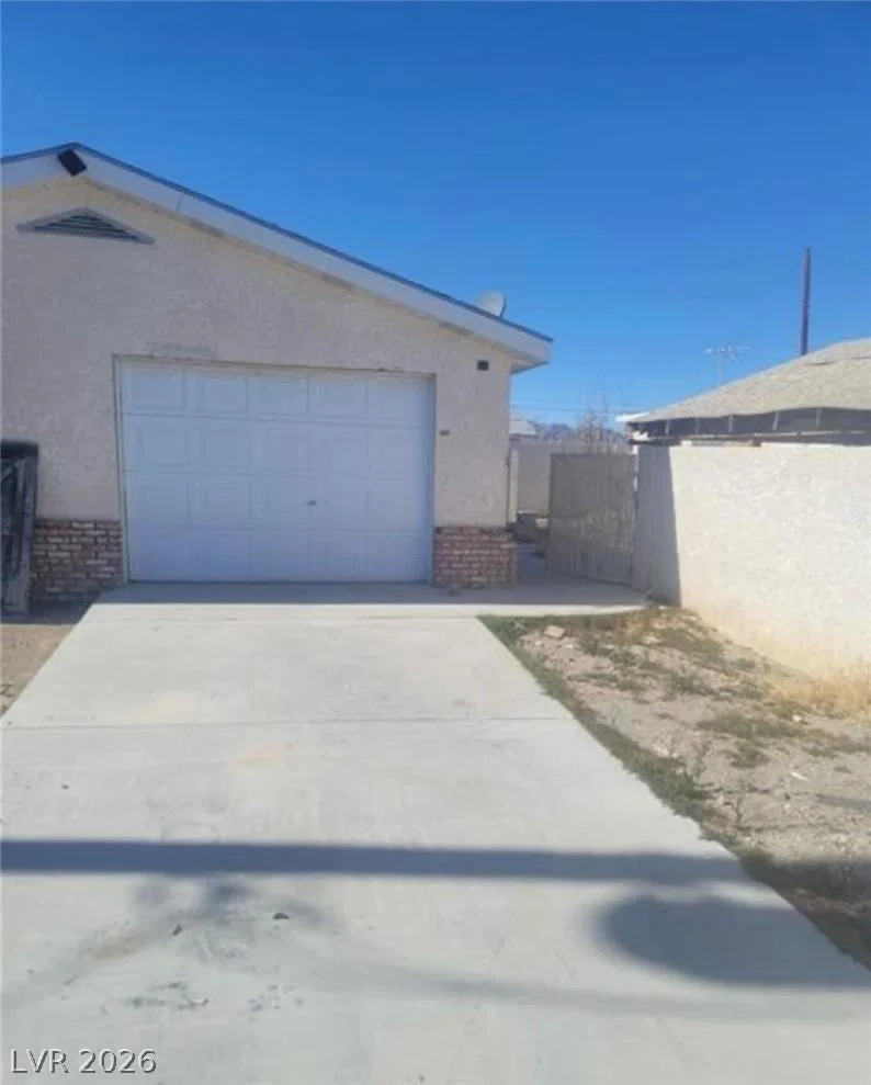 664 Sky Road photo 2