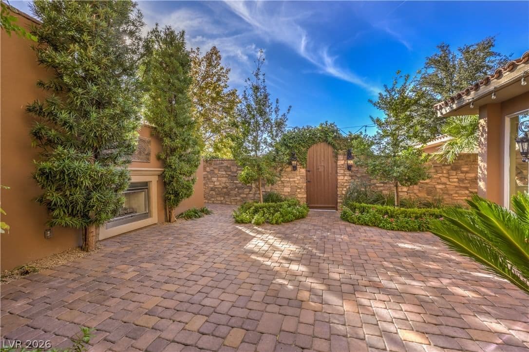 16 Anthem Pointe Court photo 3