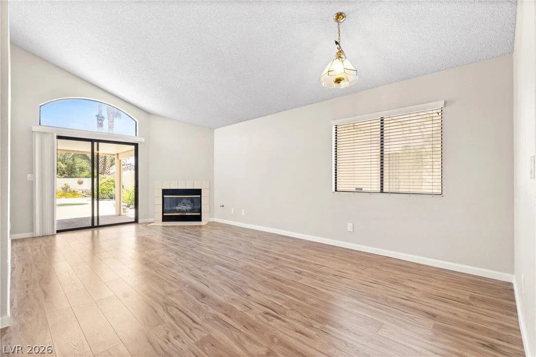 2712 Strathmoor Drive photo 4
