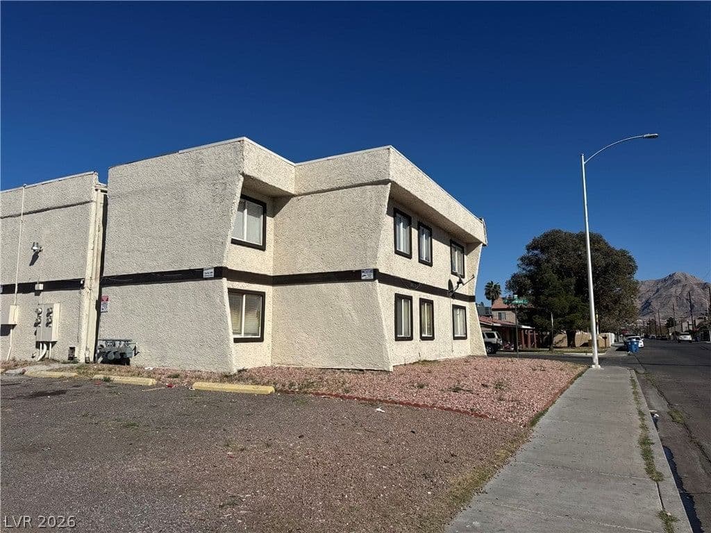 1705 Breckenwood Court photo 4