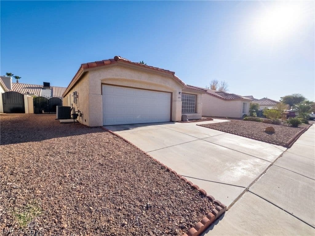 2054 Cardigan Avenue photo 2