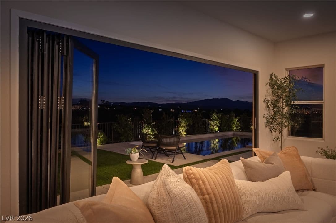 2567 Evening Sky Drive photo 2