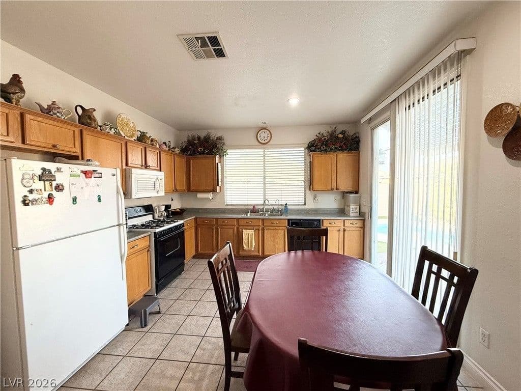242 Pleasant Pebble Street photo 3