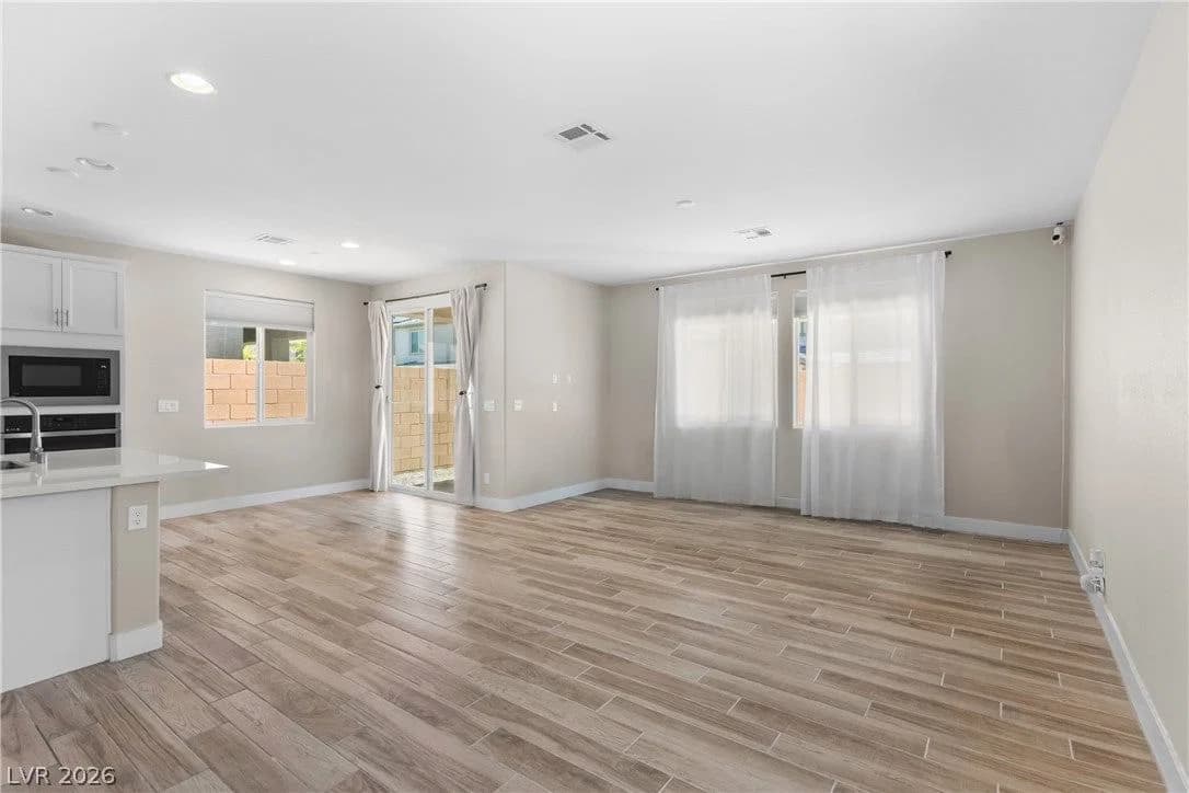 1049 Williamtown Avenue photo 4