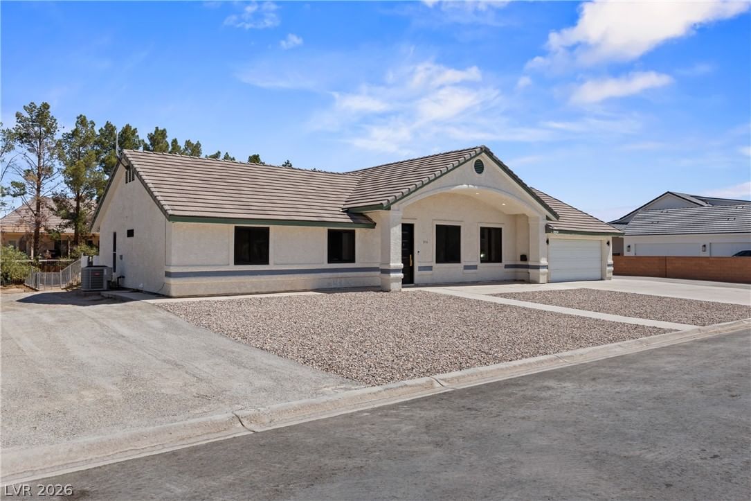 2024 Lou Adams Avenue photo 4