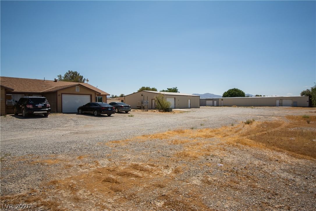 1130 Leslie Street photo 2