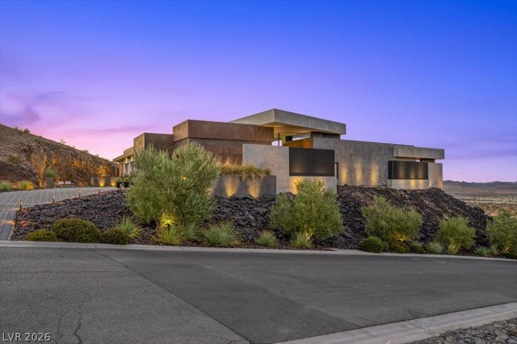 641 Dragon Peak Drive photo 2