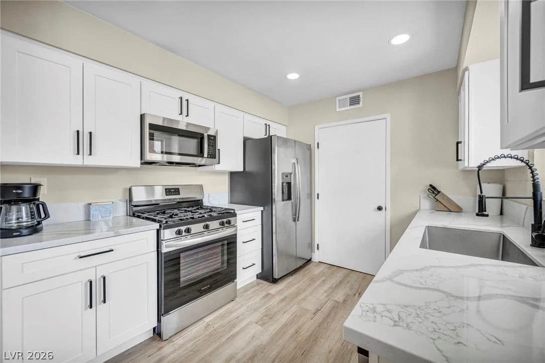 913 De Met Drive photo 2