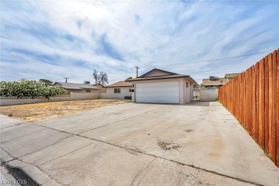 913 De Met Drive photo 4