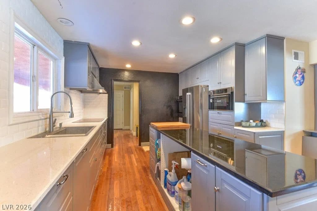 1818 Waldman Avenue photo 3