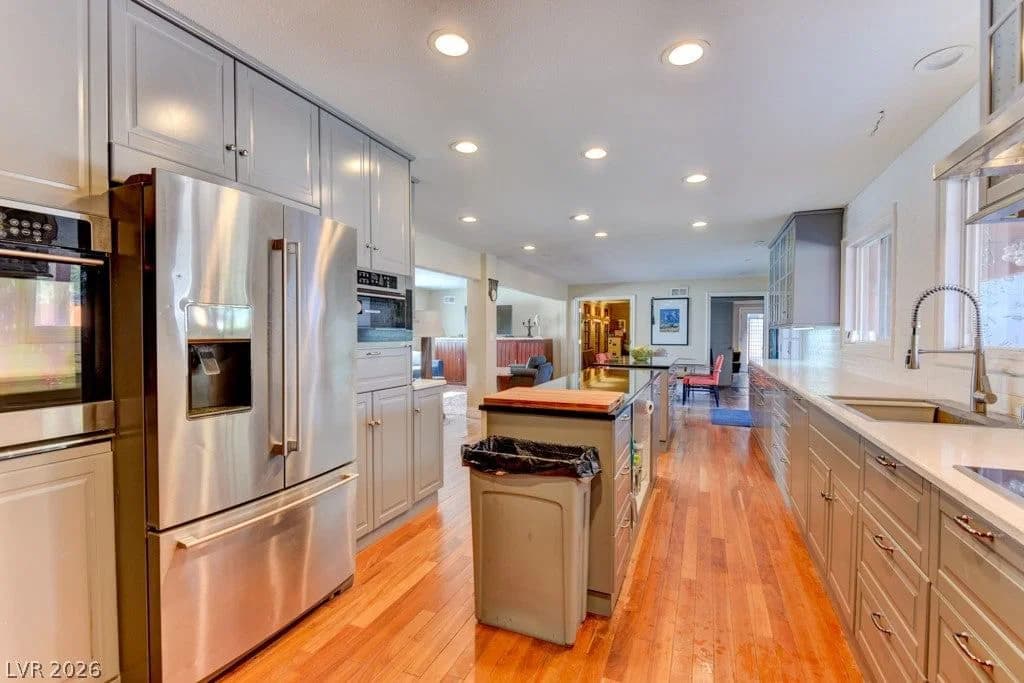 1818 Waldman Avenue photo 2