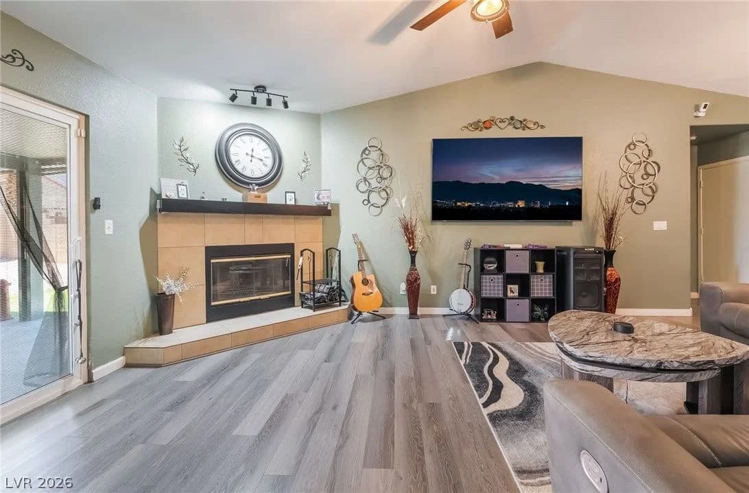 2749 Pinewood Avenue photo 4