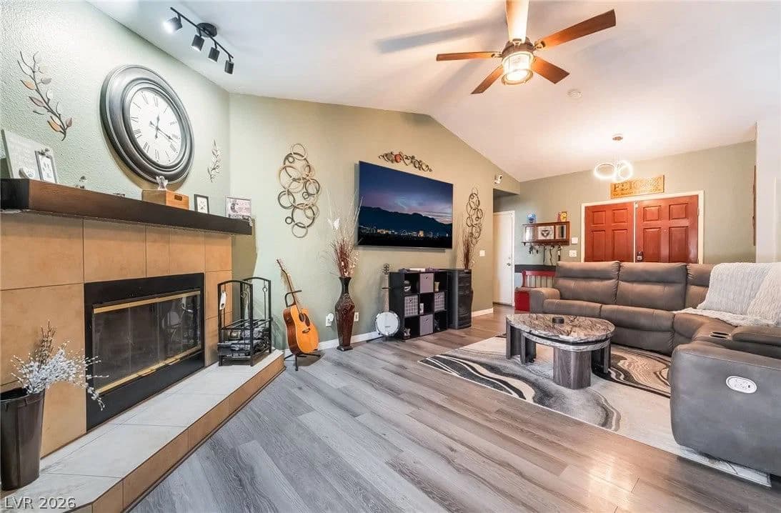 2749 Pinewood Avenue photo 3