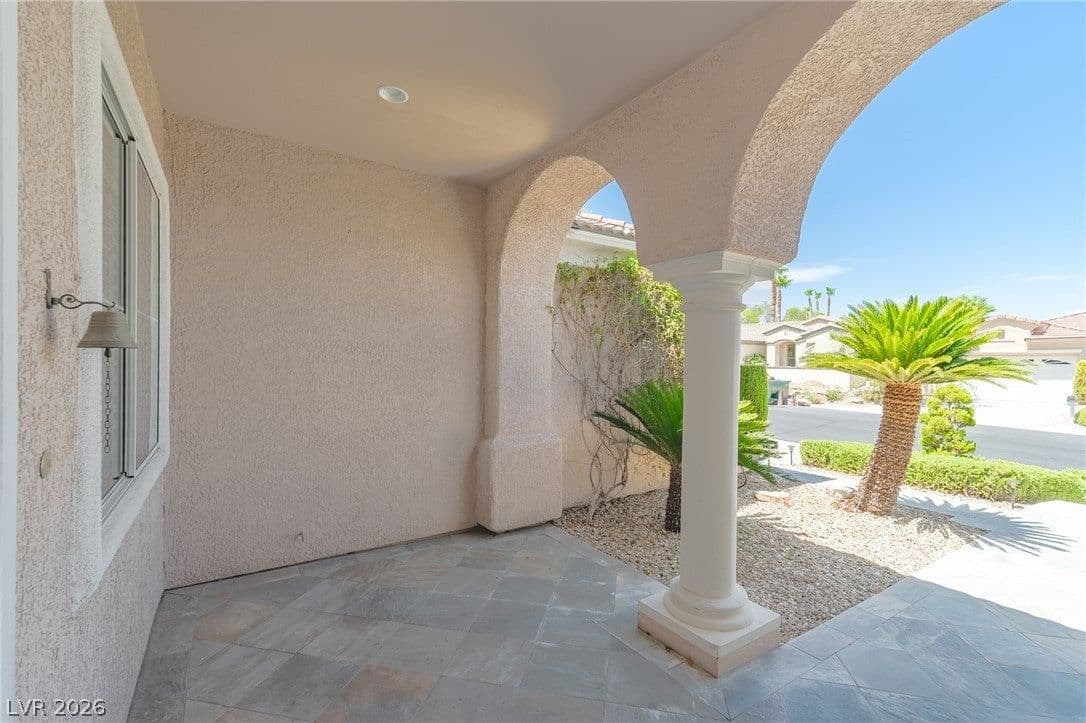 10227 Donde Avenue photo 5