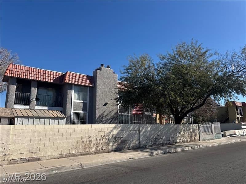 2185 Exeter Drive photo 2