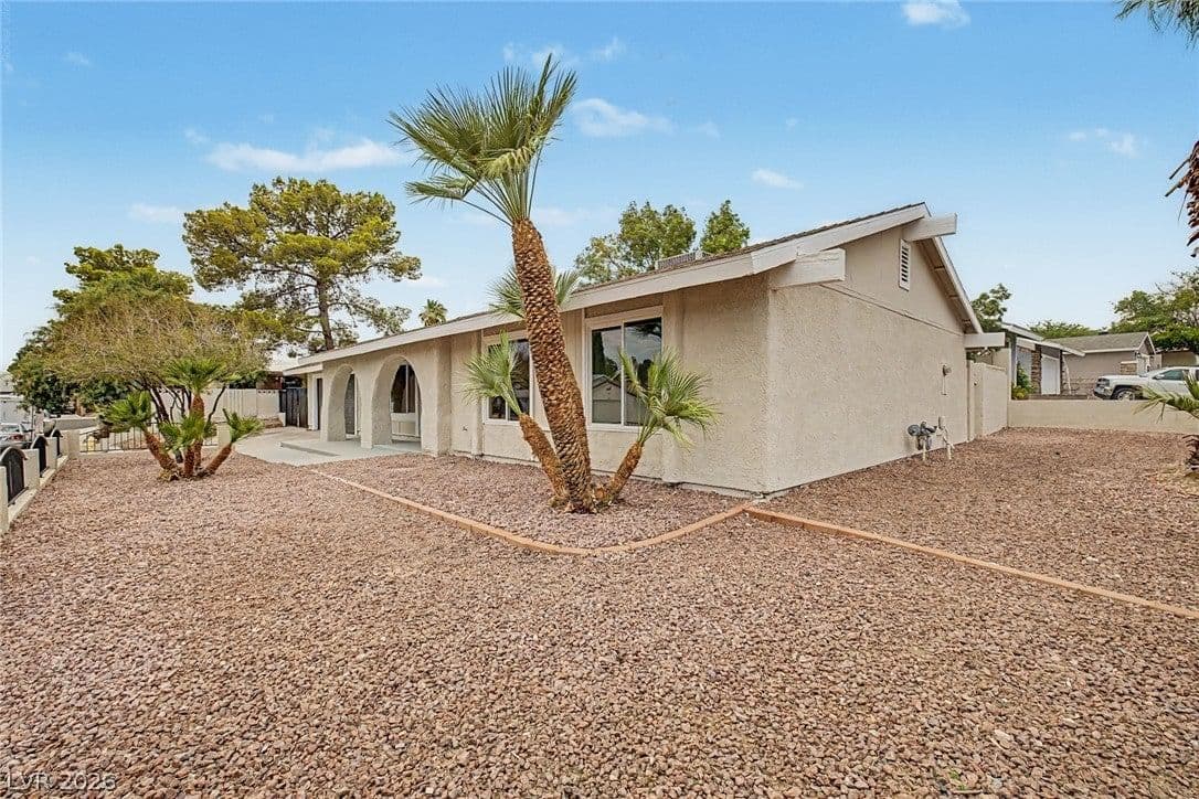 1402 Esther Drive photo 4