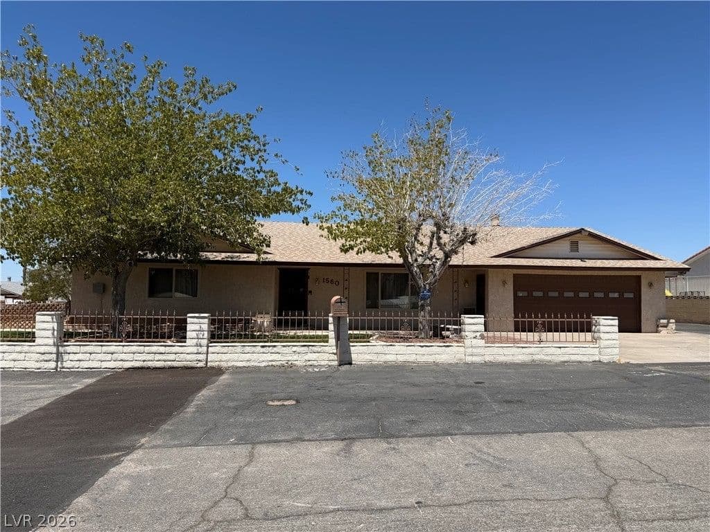 1560 Rocking Horse Drive photo 2