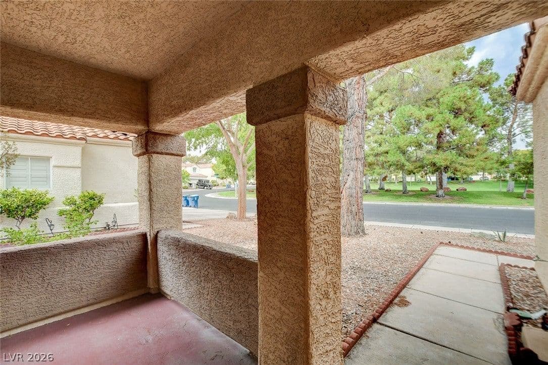 1612 Country Hollow Drive photo 4