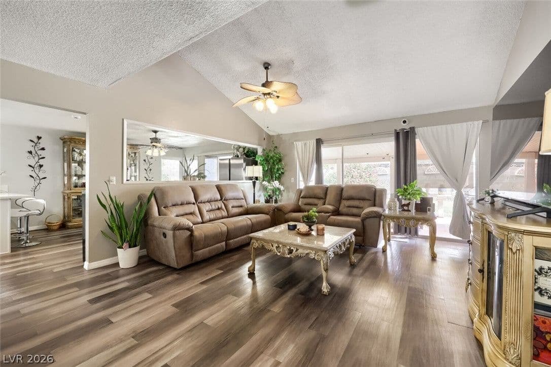 3956 Green Leaf Drive photo 4