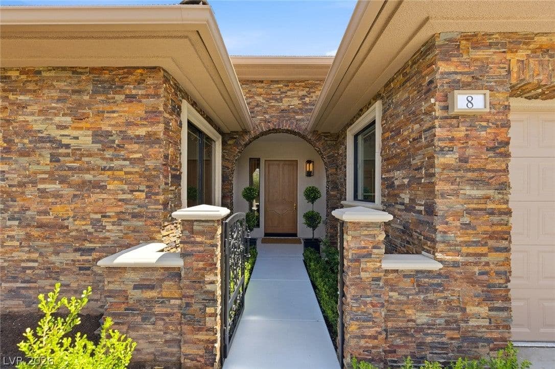 8 Pine Hollow Drive photo 2