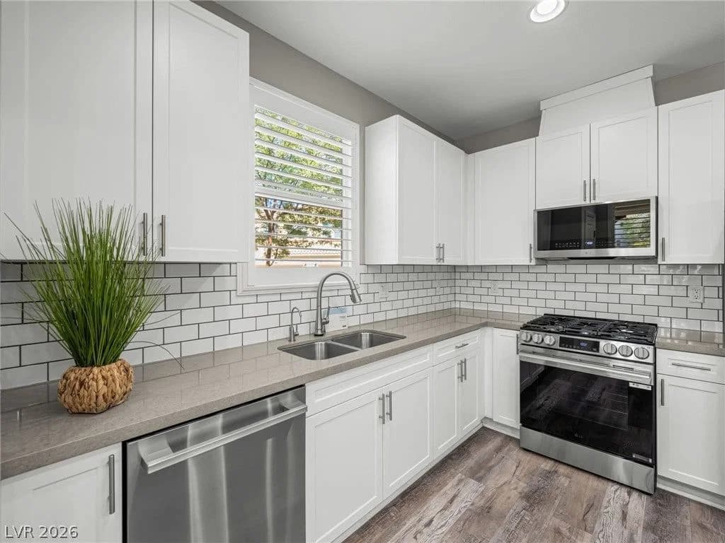 1012 Via Lombardi Avenue photo 2