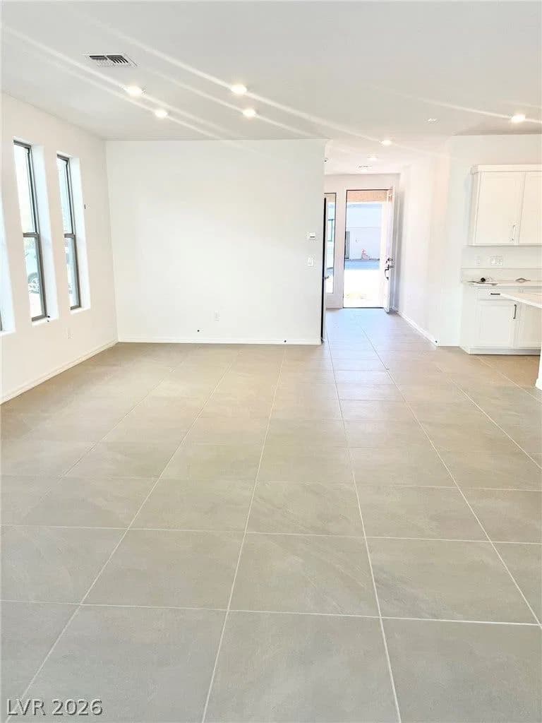 632 Stone Hammer Avenue photo 4