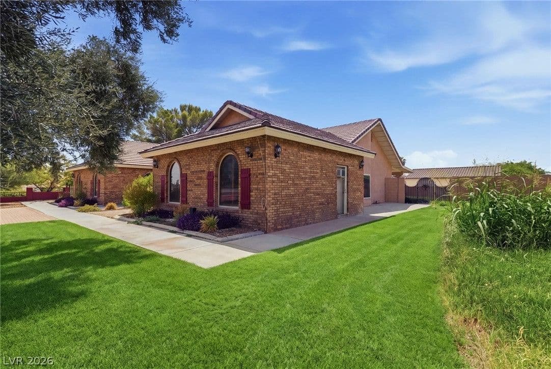 8385 La Madre Way photo 5
