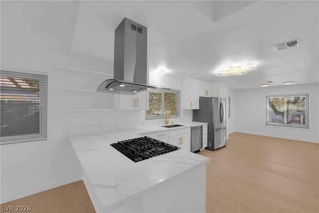 2353 Moorpark Way photo 4