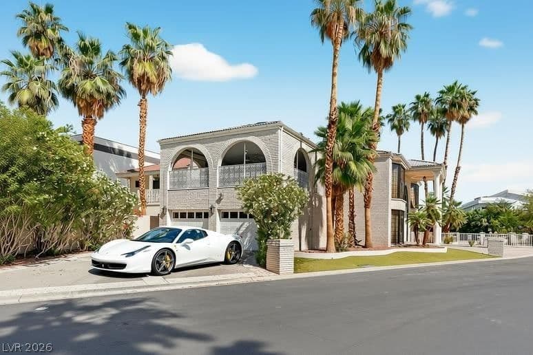 2834 Queens Courtyard Divide