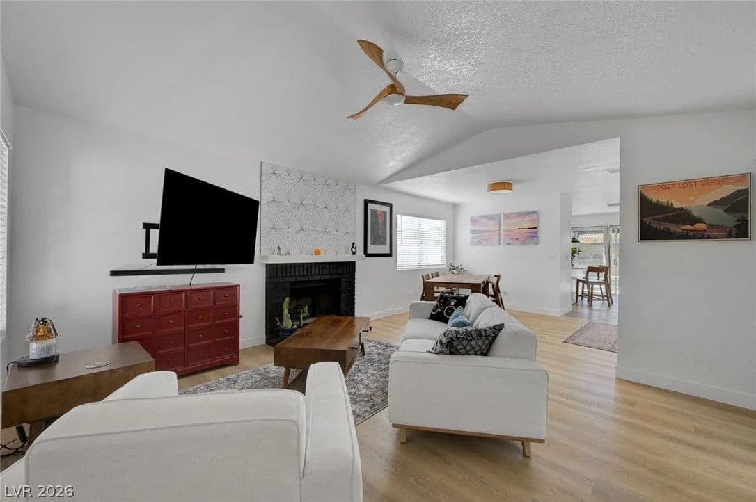 2547 Wolverton Avenue photo 2