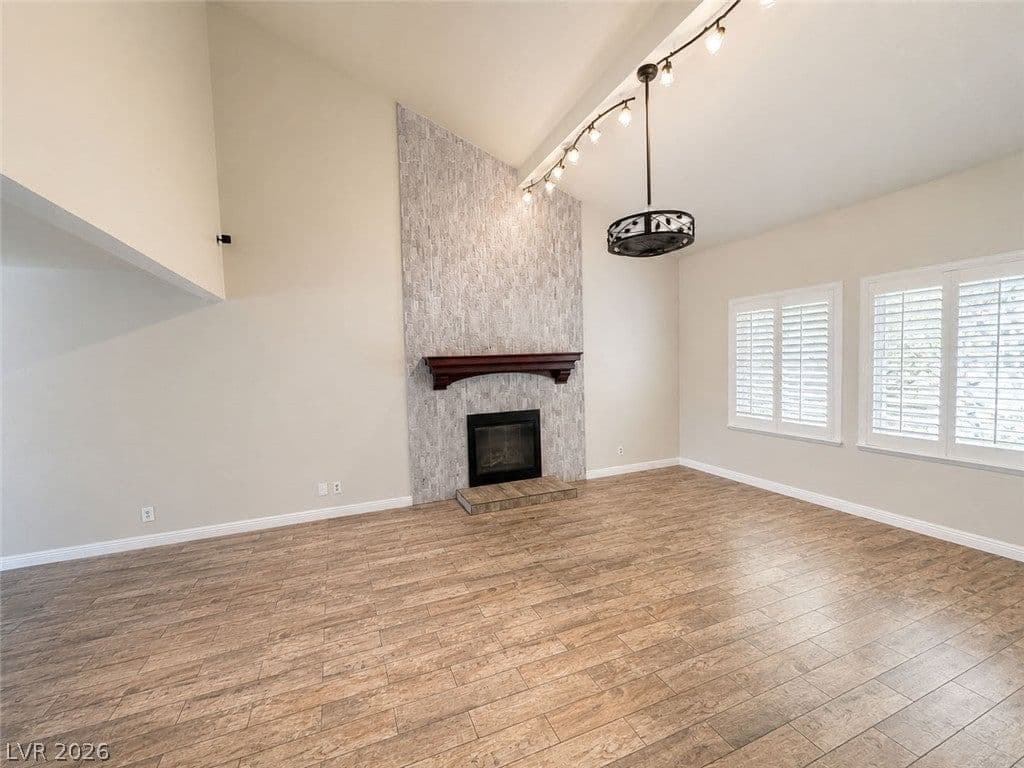 1827 NAVARRE Lane photo 4