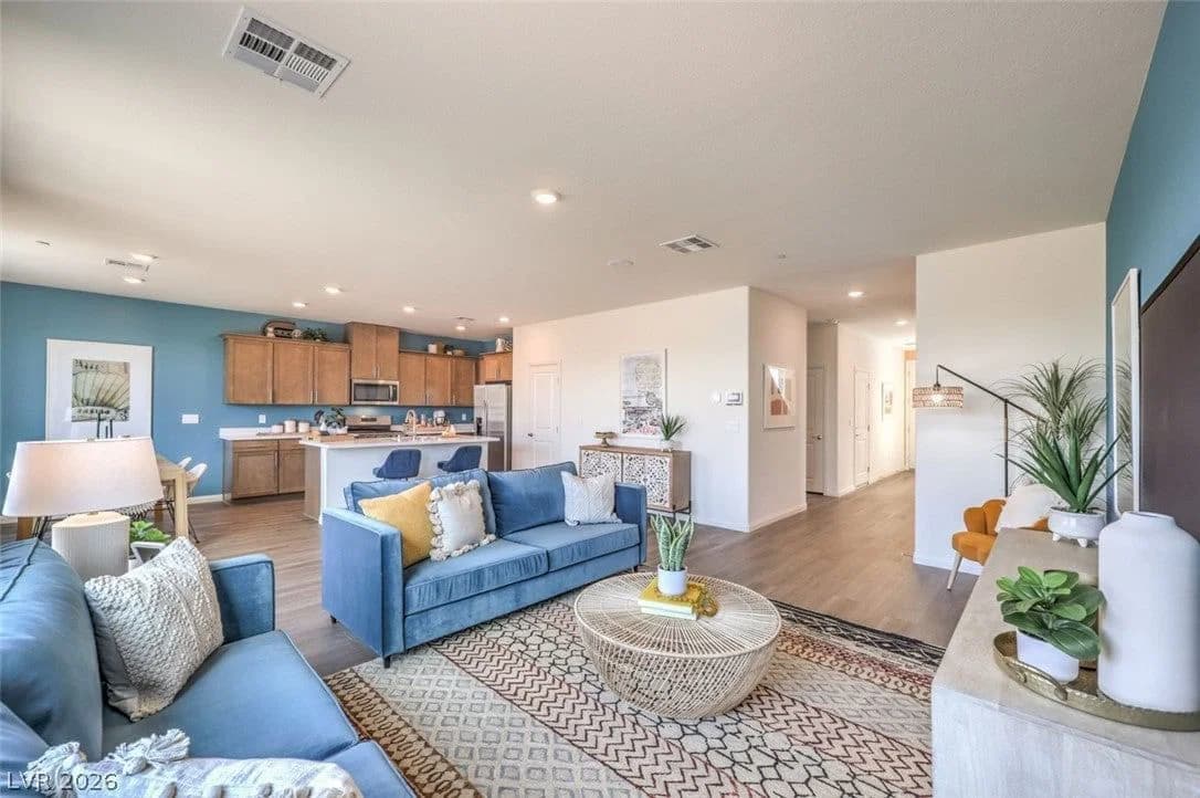 570 IVORY PEACOCK Avenue photo 3