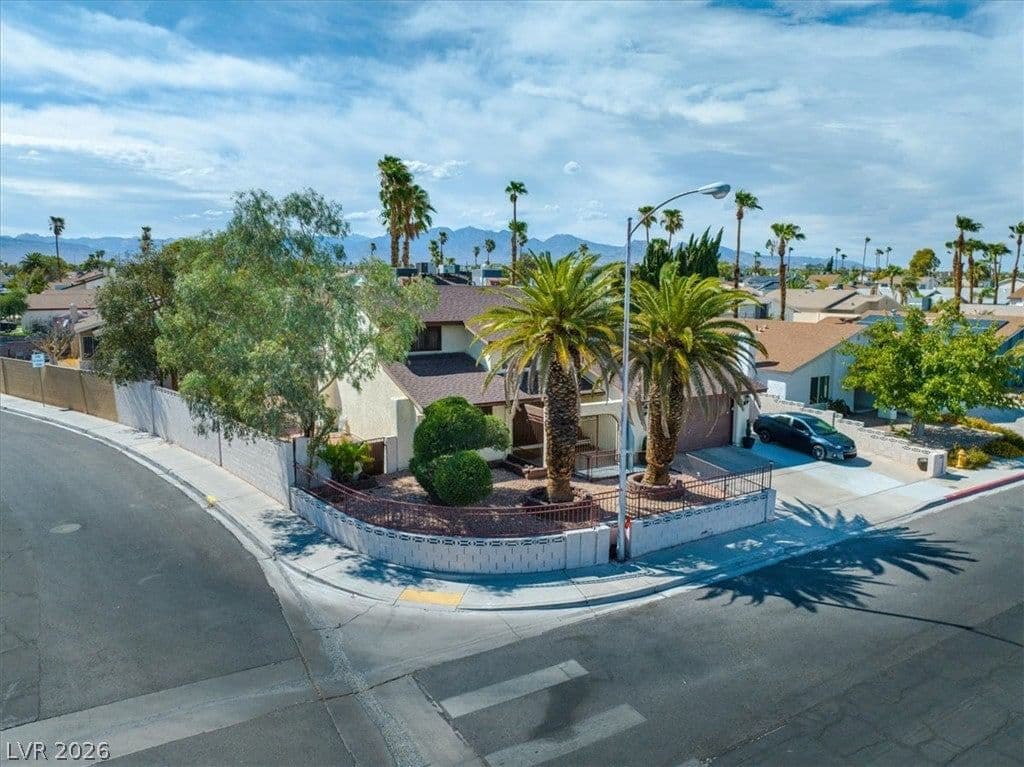 3885 Redwood Street photo 2