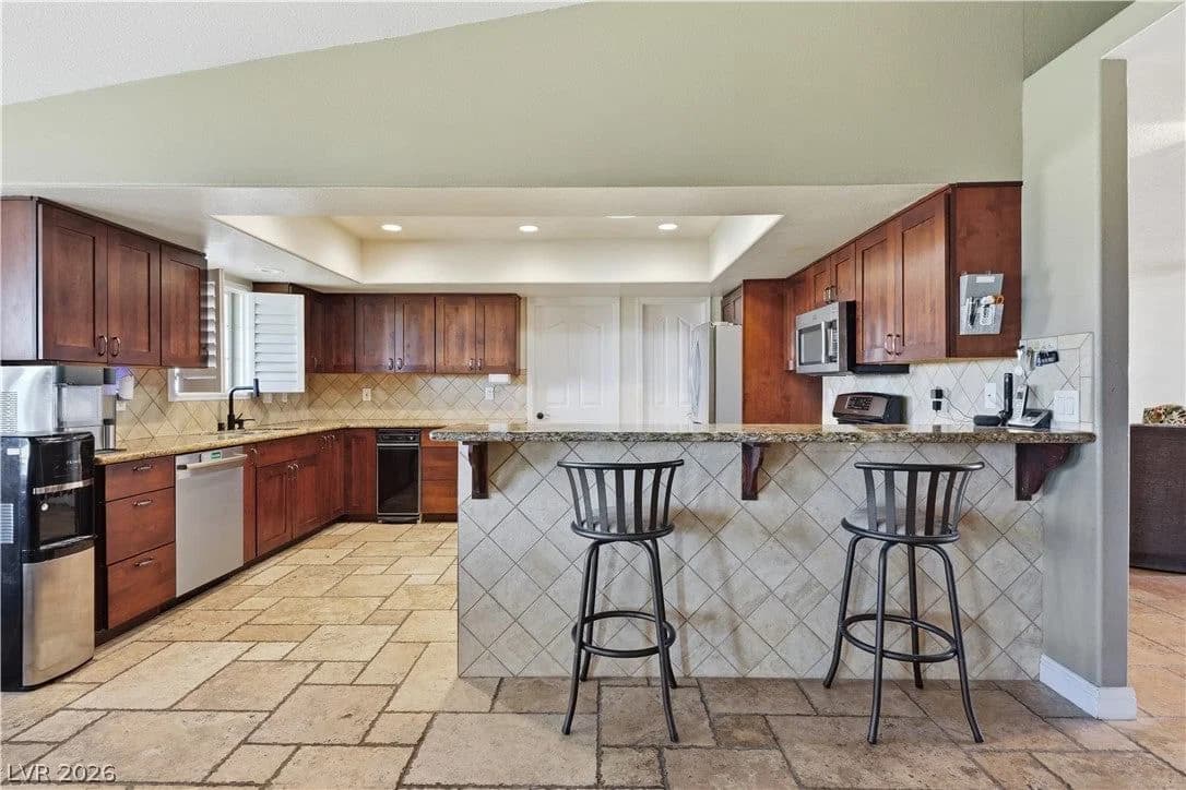 100 Highland Drive photo 3