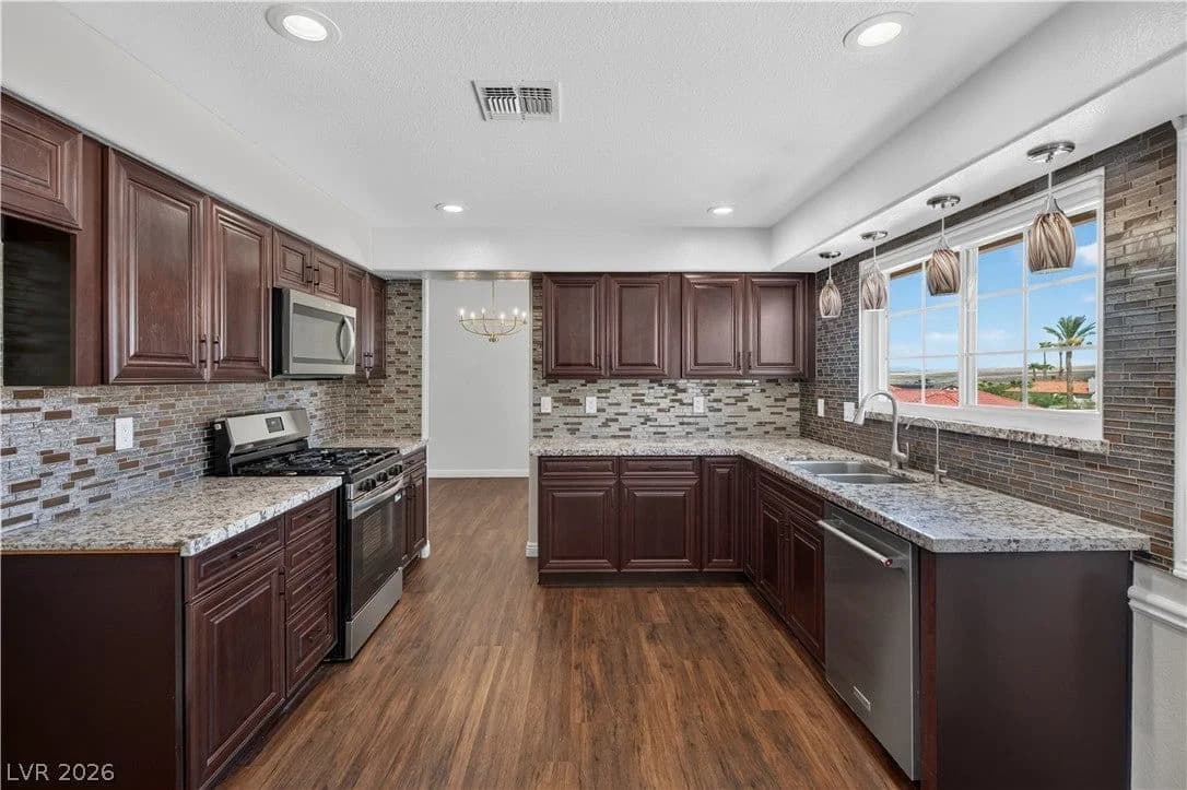 1049 Geranium Drive photo 2