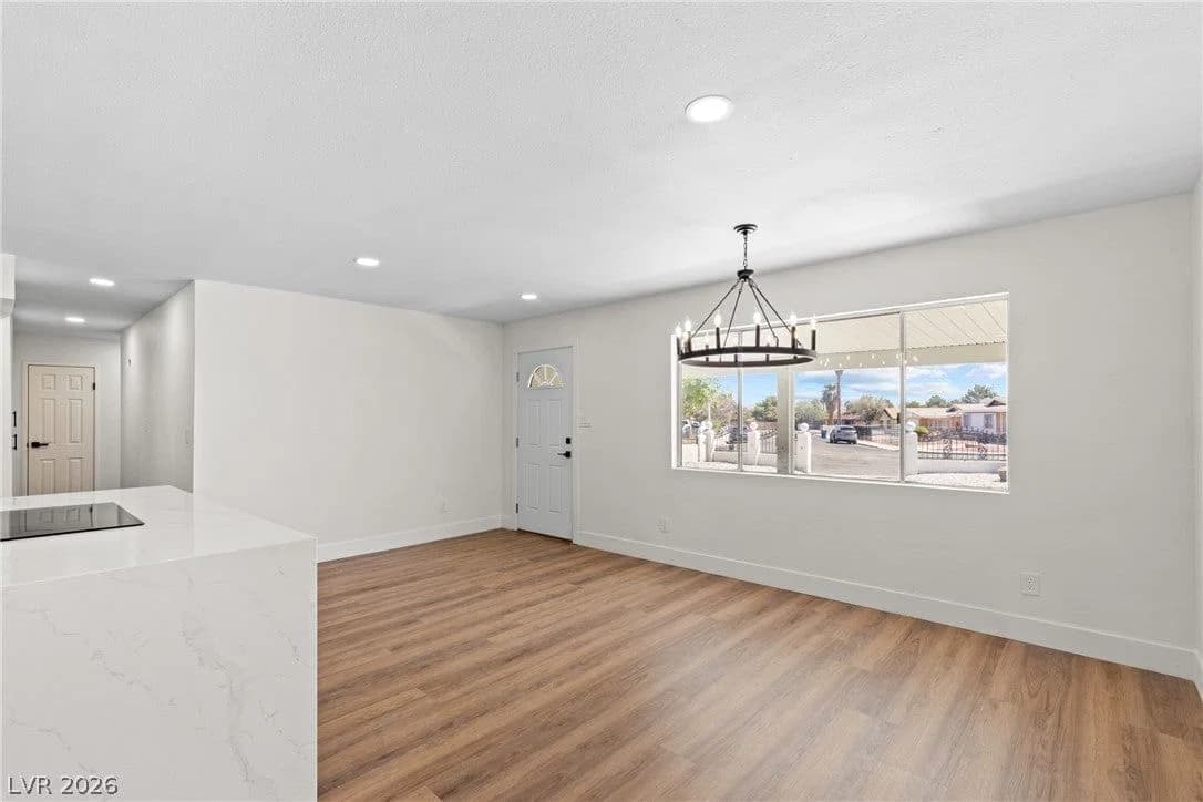 1921 Manhattan Drive photo 4