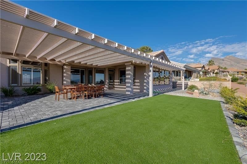 2024 Bay Tree Drive photo 2