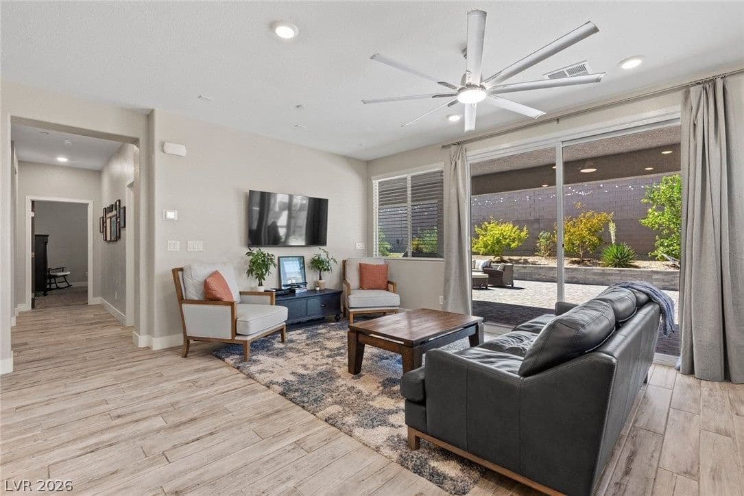 5425 Grapetree Street photo 2