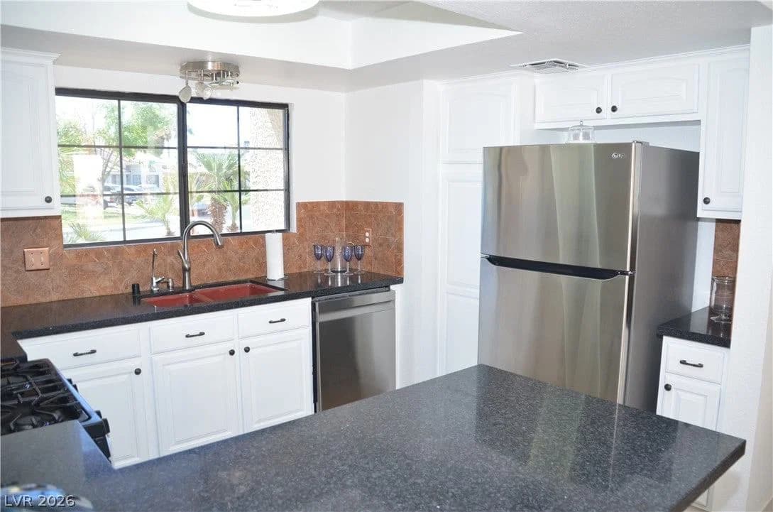 1442 White Drive photo 4