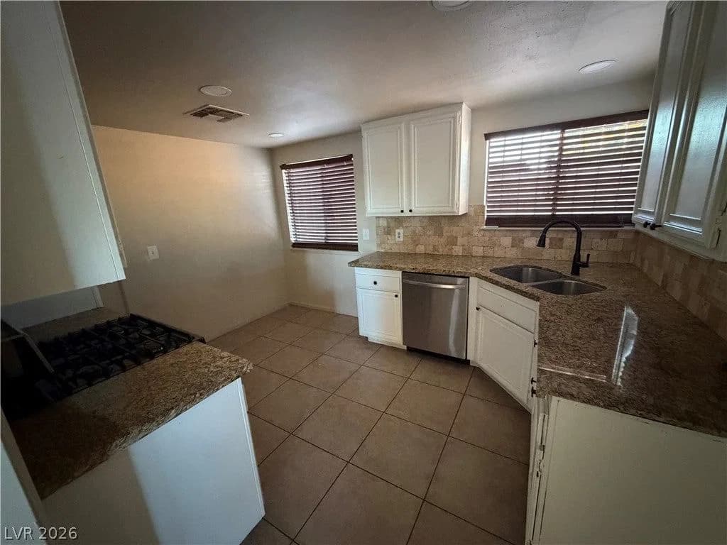 4798 Walteta WAY photo 2