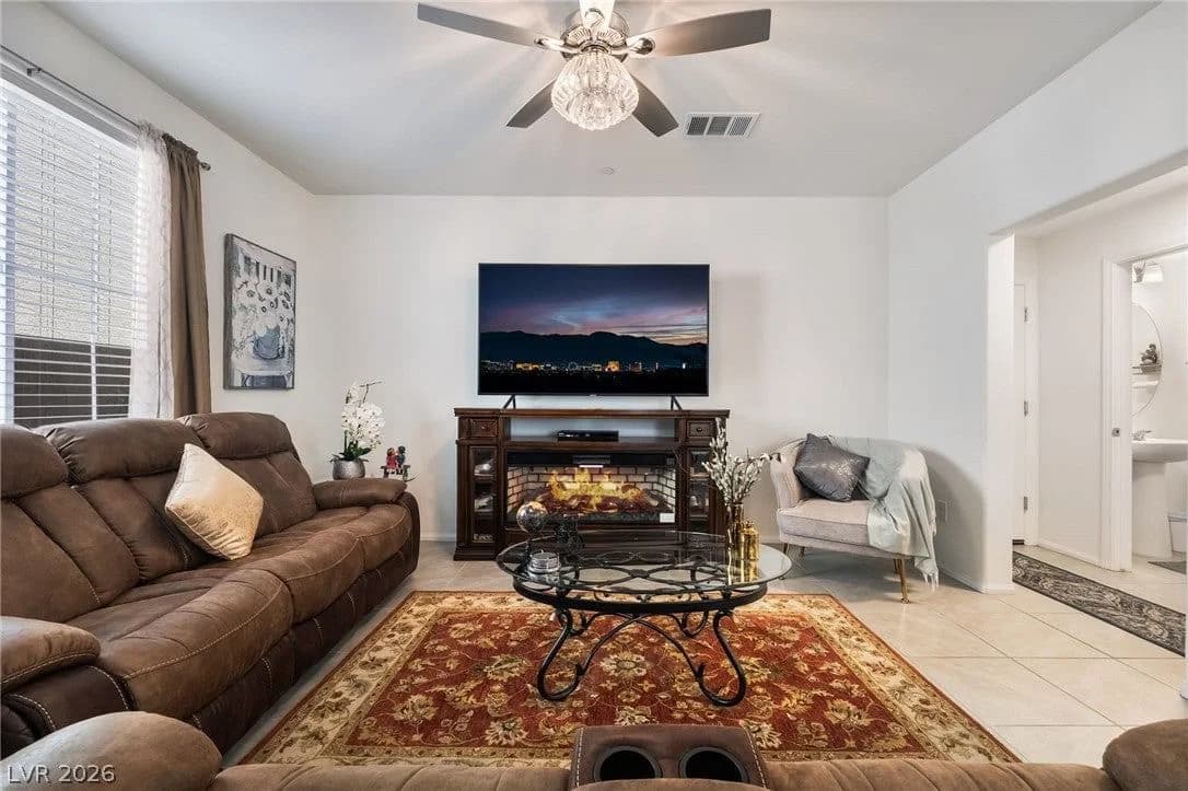 1371 Graphite Avenue photo 2