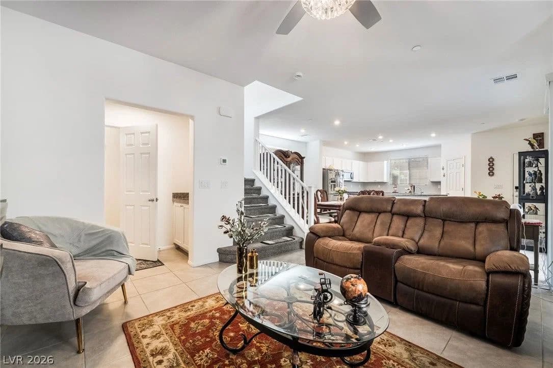 1371 Graphite Avenue photo 3